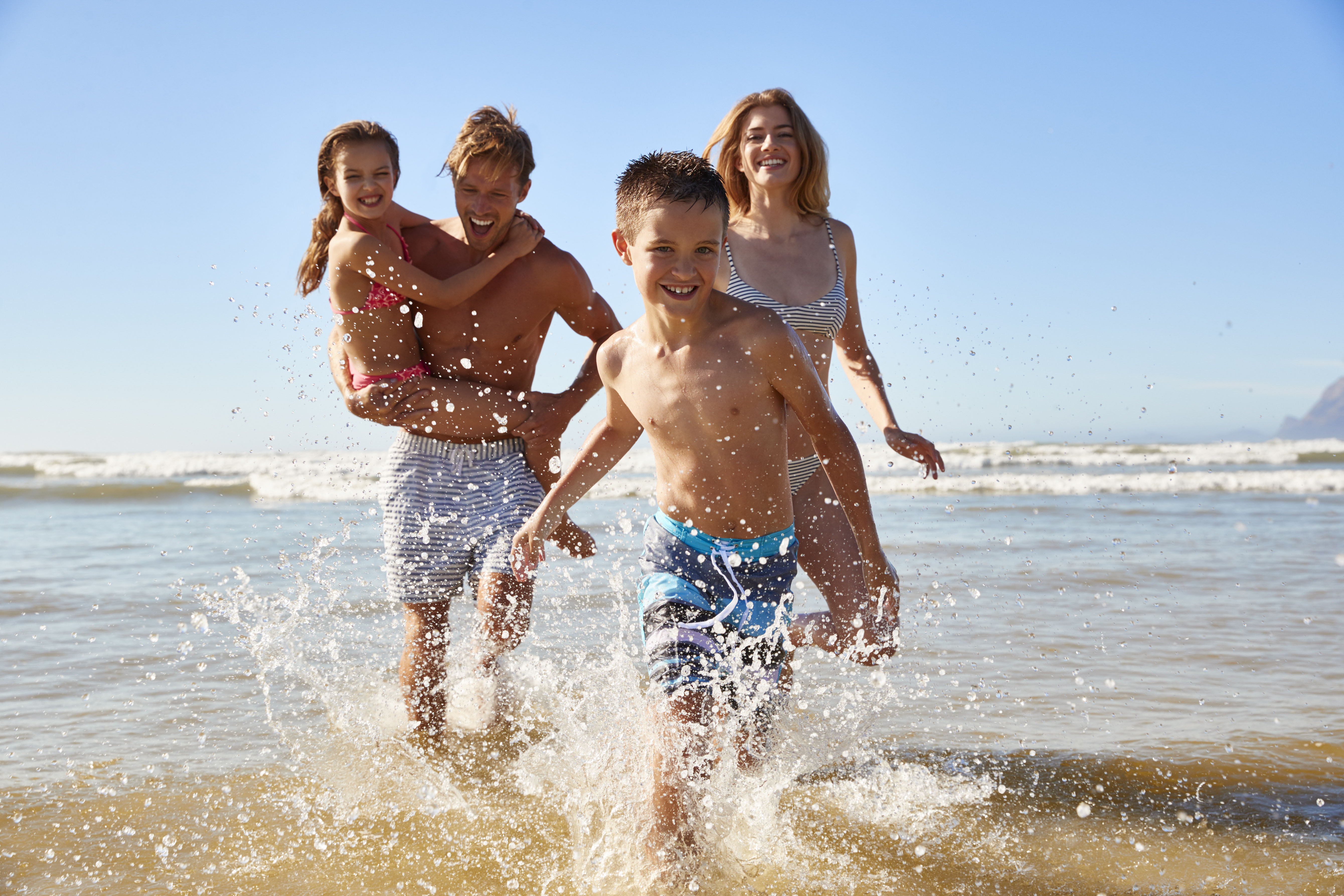 Море летом 2021. Семья на море. Семья на пляже. Семья отдыхает на море. Дети отдыхают на море.